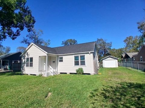 Homes For Sale - 2302 Oaklawn Drive<br/> Galveston County, La Marque, TX 77568