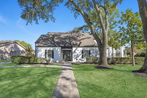 Photo of 802 Lake Villa Drive, Seabrook, TX 77586 (MLS # 70089030)