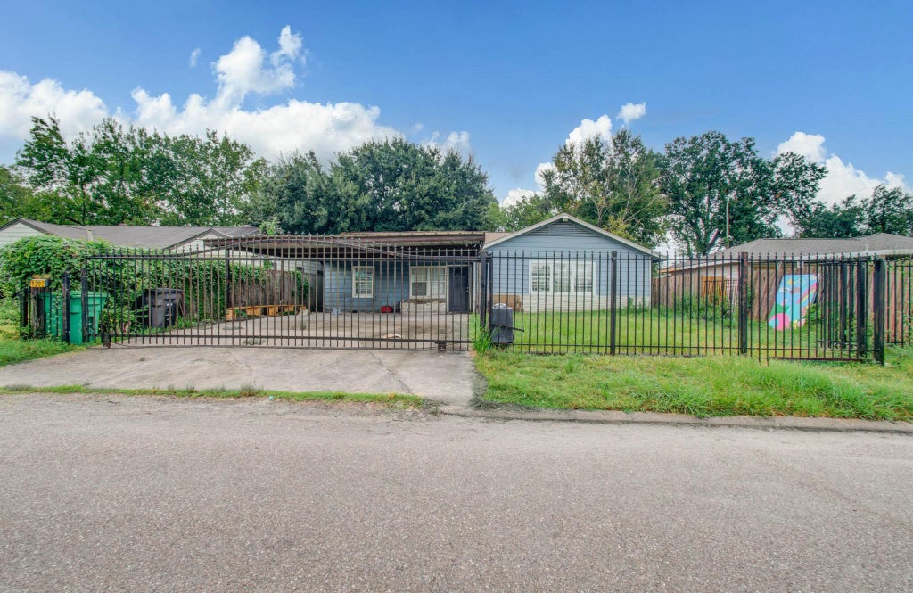 Photo of 1203 Ruell Street, Houston, TX 77017 (MLS # 54607338)