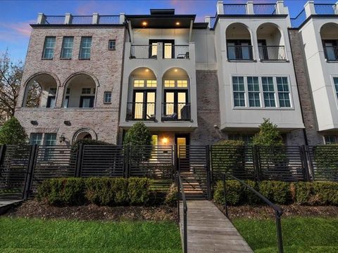 Photo of 2605 Maxroy Street, Houston, TX 77007 (MLS # 66850391)