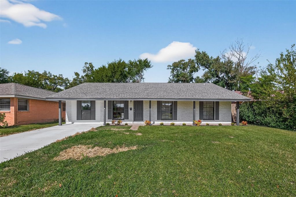 Photo of 608 Lloyd Lane, Baytown, TX 77521 (MLS # 45547638)