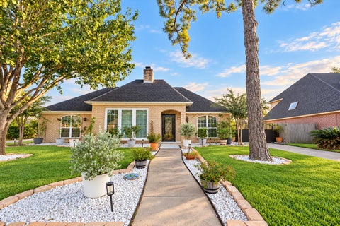 Photo of 15035 Vistamont Drive, Houston, TX 77083 (MLS # 92076239)