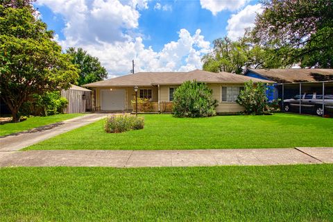 Photo of 2030 Marnel Road, Houston, TX 77055 (MLS # 75892543)