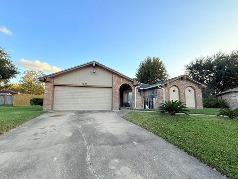 Homes For Sale - 1303 Sterling Green Court<br/> Houston, TX 77015