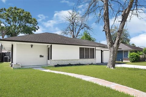 Photo of 5538 Berry Creek Dr Dr, Houston, TX 77017 (MLS # 30253581)