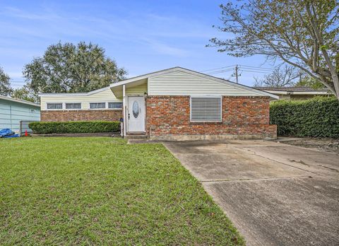 Photo of 17 Manor Way Way, Galveston, TX 77550 (MLS # 35874887)