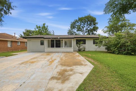 Photo of 10011 Aves Street, Houston, TX 77034 (MLS # 89225860)