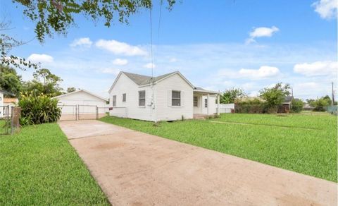 Photo of 108 Fichter Street, Houston, TX 77022 (MLS # 40331966) Photo of 108 Fichter Street, Houston, TX 77022 (MLS # 40331966)