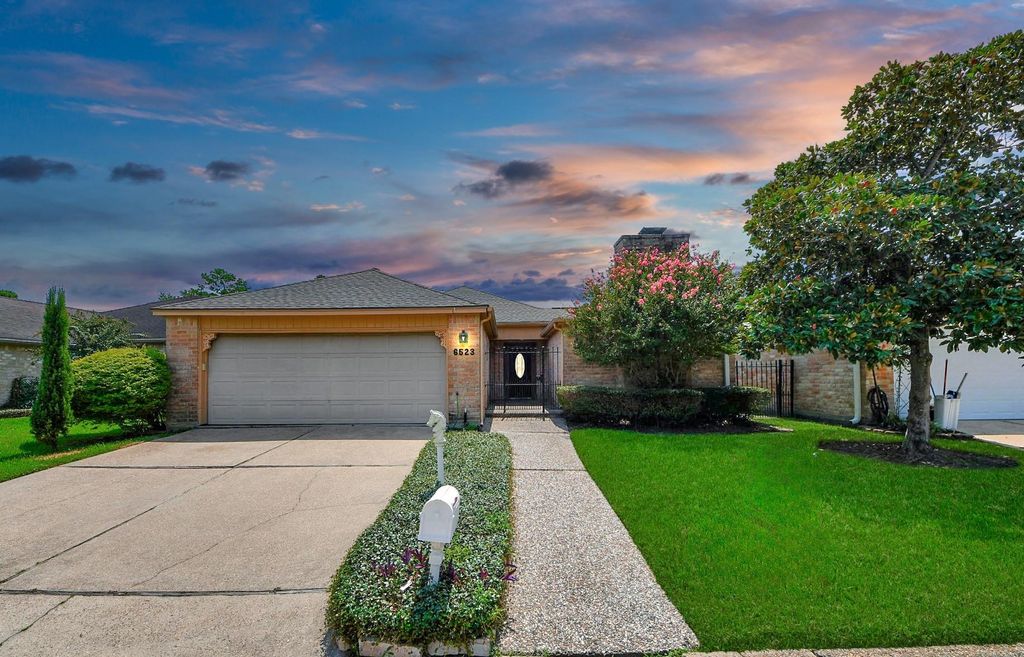 Photo of 6523 Oakland Hills Drive, Houston, TX 77069 (MLS # 3873825)