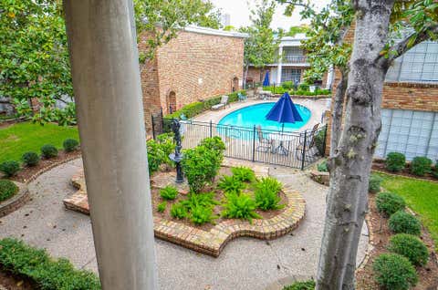 Photo of 2121 Fountain View Drive #50, Houston, TX 77057 (MLS # 73649876)