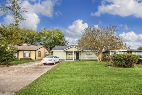 Photo of 230 Hyta Street, Houston, TX 77018 (MLS # 88191785)