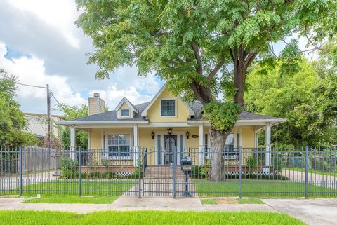 Photo of 1535 W 25th Street, Houston, TX 77008 (MLS # 81343958)