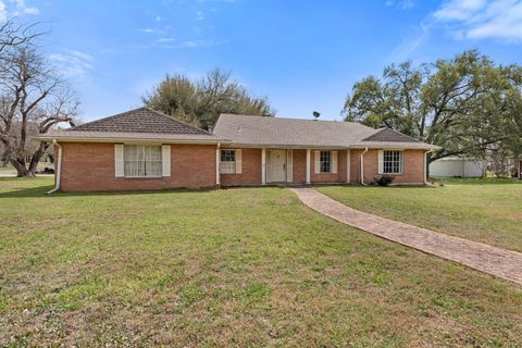 Photo of 608 E Barton Street, Calvert, TX 77837 (MLS # 77191292)