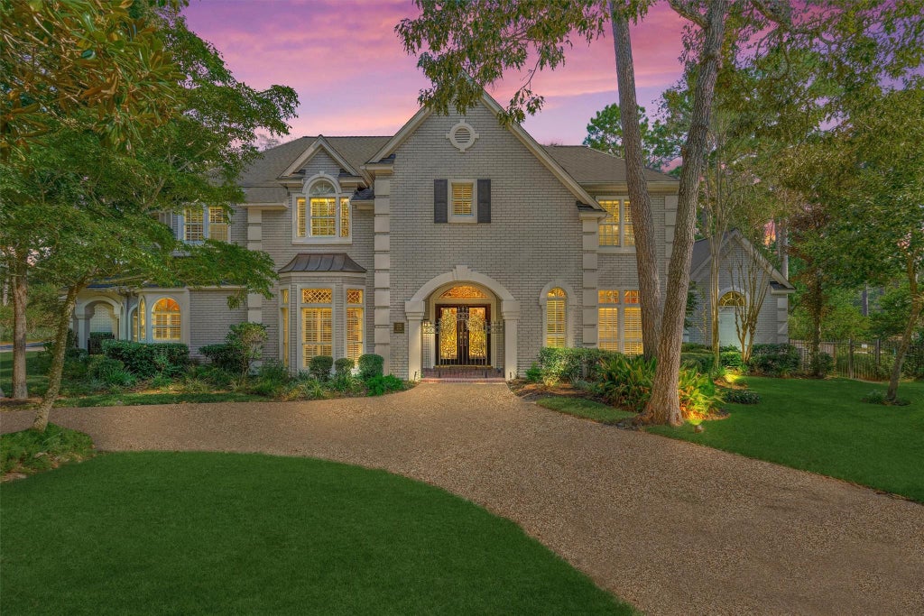 Photo of 26 S Brokenfern Drive, The Woodlands, TX 77380 (MLS # 54298120)
