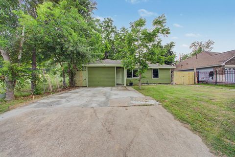 Photo of 5505 Southlea Street, Houston, TX 77033 (MLS # 22560224)