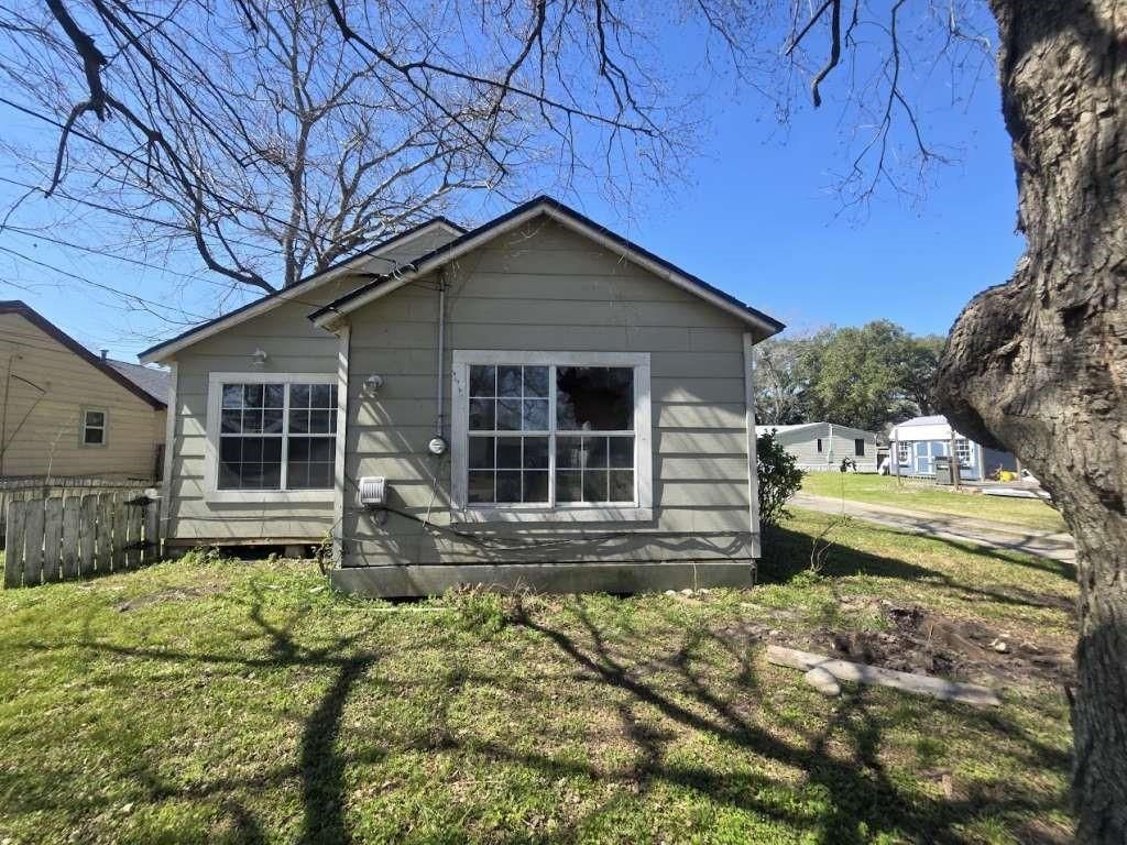 Photo of 208 S 6th Street, Highlands, TX 77562 (MLS # 37700690)