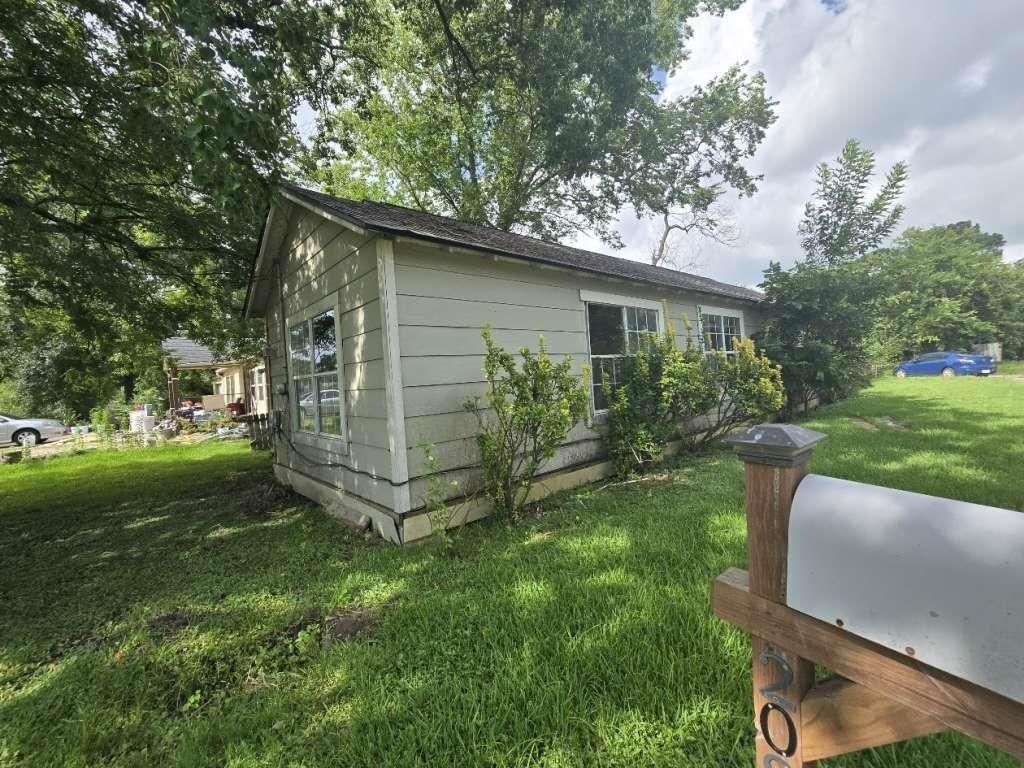 Photo of 208 S 6th Street, Highlands, TX 77562 (MLS # 37700690)