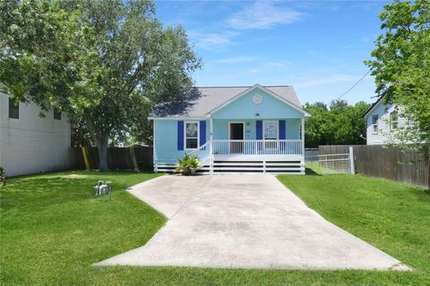 Photo of 320 10th Street, Dickinson, TX 77539 (MLS # 71665840)