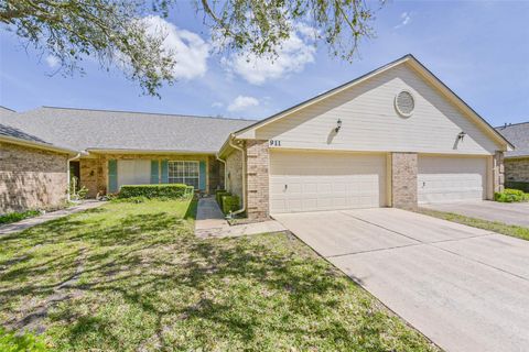 Townhouse For Sale - 911 Woodfern Glen Lane<br/> Pearland, TX 77584