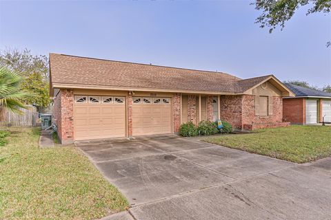 Photo of 7010 Yucca Drive, Galveston, TX 77551 (MLS # 54031210)