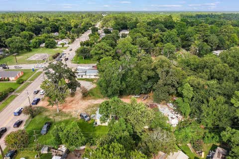Tiny photo for 425 Silverdale Dr DR, Conroe, TX 77301 (MLS # 53429249)