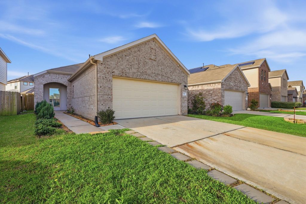 Photo of 6444 Wenlock Drive, Houston, TX 77048 (MLS # 38359826)