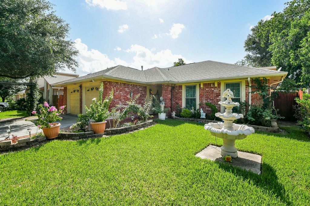 Photo of 9411 Kingsvalley Street, Houston, TX 77075 (MLS # 93045394)