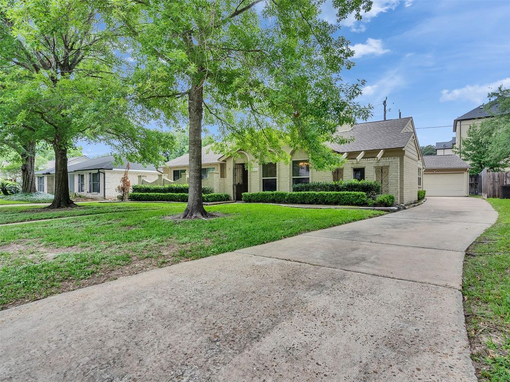 Photo of 2811 Quincannon Lane, Houston, TX 77043 (MLS # 88950343)