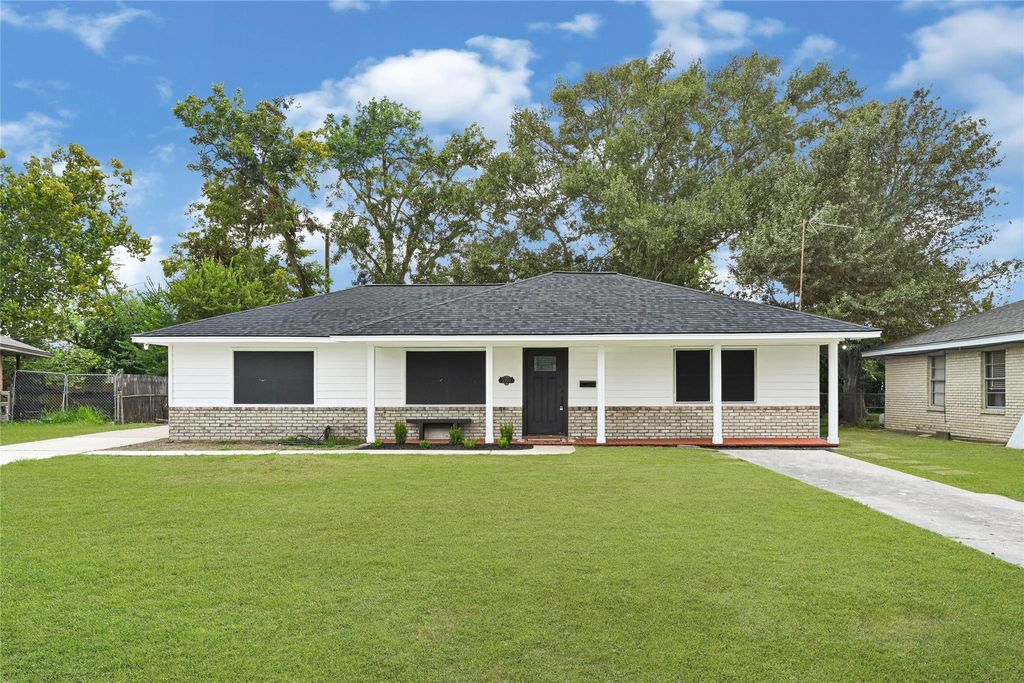 Photo of 2703 Ammons Street, Baytown, TX 77521 (MLS # 10637748)