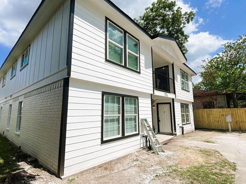 Photo of 711 S Houston Avenue #C, Humble, TX 77338 (MLS # 13935284)