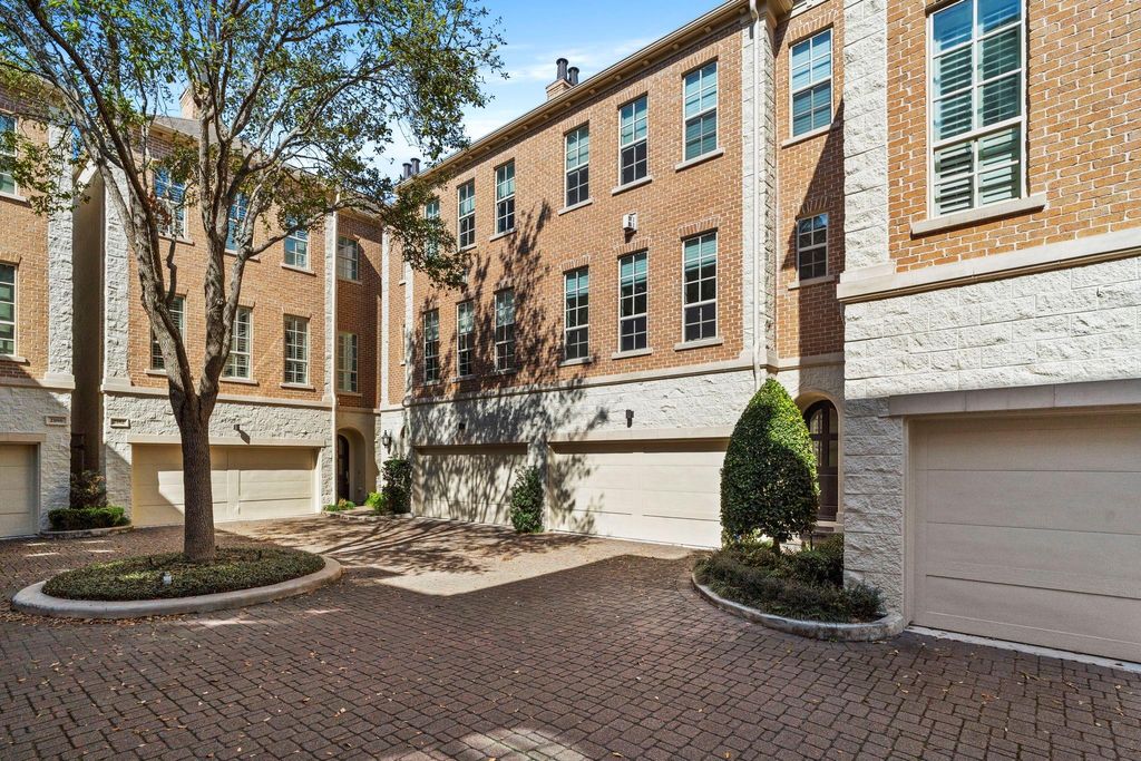 Photo of 2174 Briarglen Drive, Houston, TX 77027 (MLS # 862305)