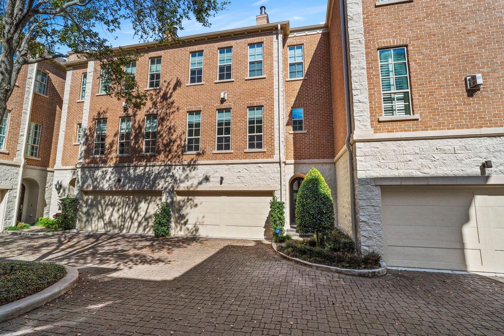 Photo of 2174 Briarglen Drive, Houston, TX 77027 (MLS # 862305)