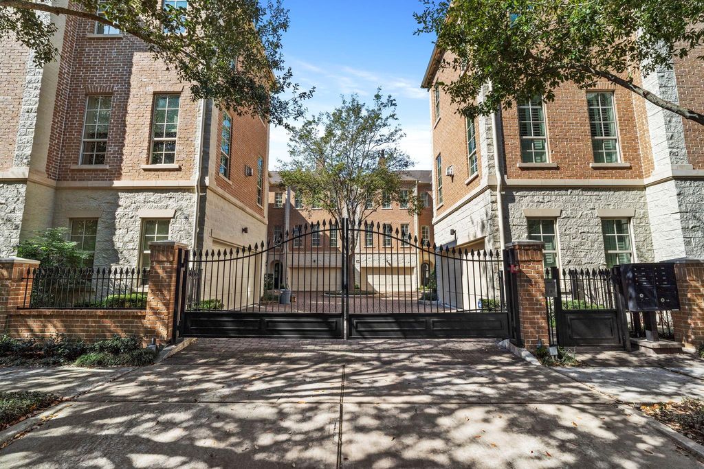 Photo of 2174 Briarglen Drive, Houston, TX 77027 (MLS # 862305)