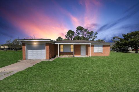 Photo of 6204 Highway 6, Hitchcock, TX 77563 (MLS # 58502338)