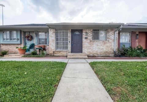 Photo of 1108 W Tri Oaks Lane #150, Houston, TX 77043 (MLS # 30592608)