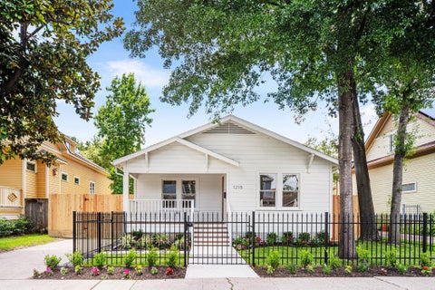 Photo of 1215 Ashland Street, Houston, TX 77008 (MLS # 58504241)