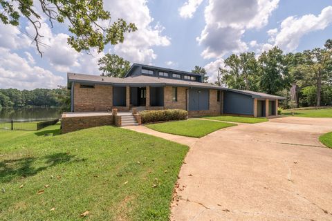 Photo of 830 Forest Lake W, Longview, TX 75605 (MLS # 40981120)