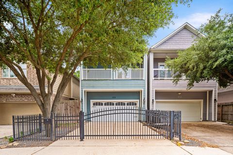 Photo of 828 W 26th Street, Houston, TX 77008 (MLS # 96410989)