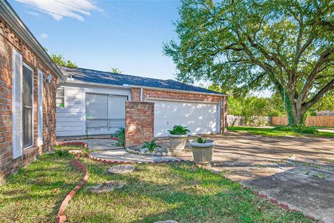 Photo of 13702 Ella Lee Lane, Houston, TX 77077 (MLS # 40189676)