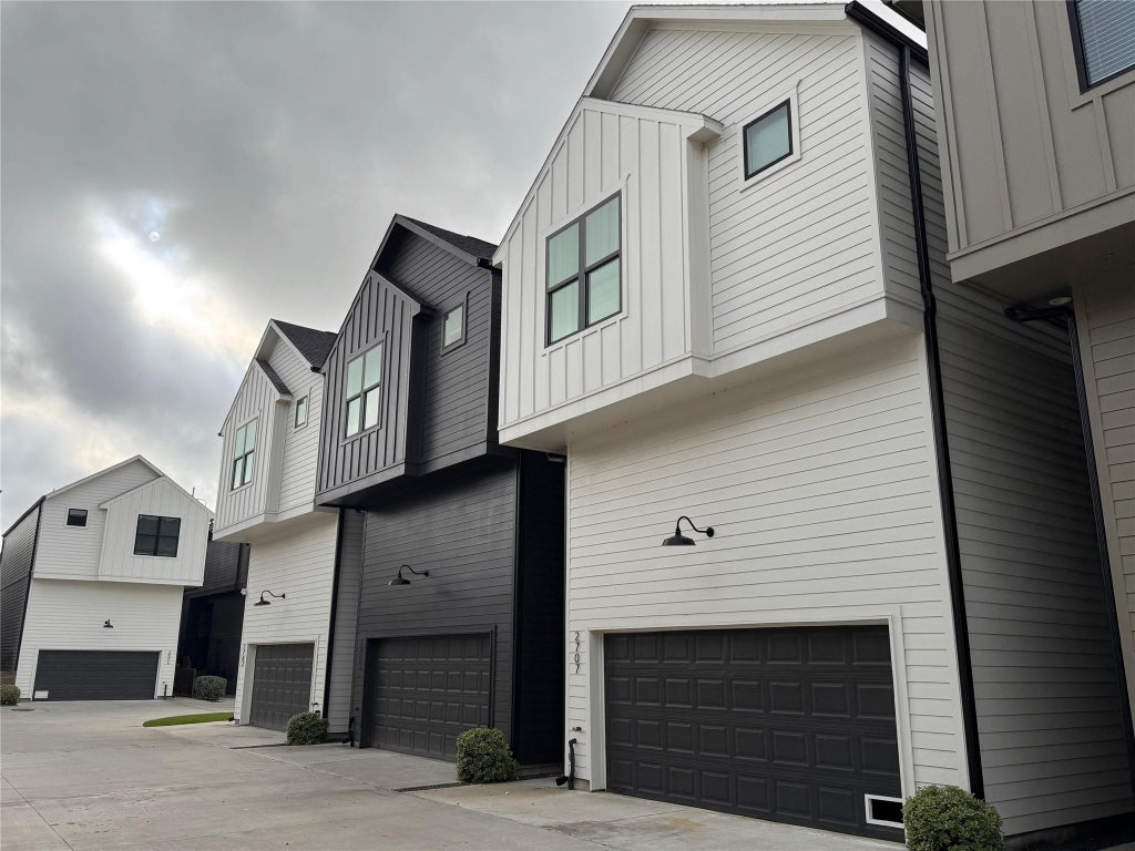 Photo of 2705 Oakwood Crest Lane, Houston, TX 77018 (MLS # 70849149)