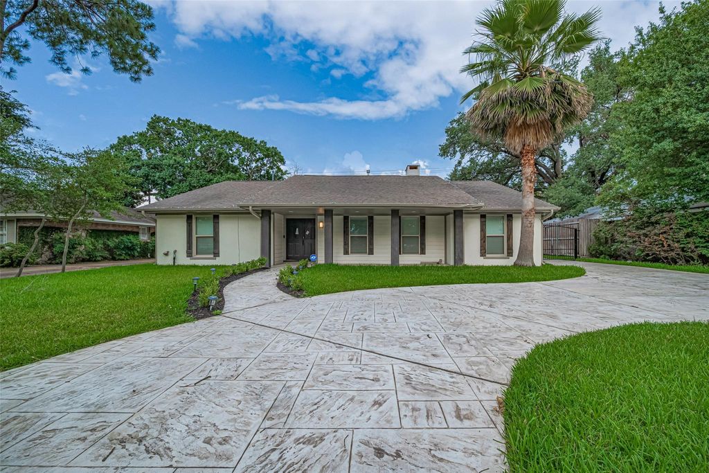 Photo of 2402 Chimney Rock Road, Houston, TX 77056 (MLS # 34631337)