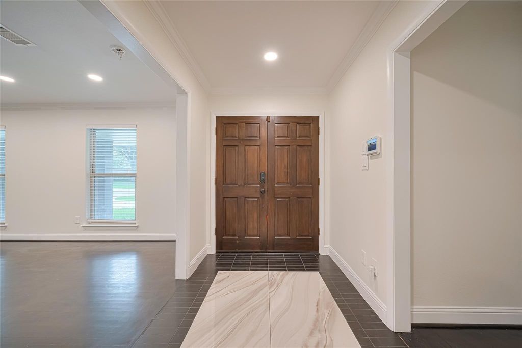 Photo of 2402 Chimney Rock Road, Houston, TX 77056 (MLS # 34631337)