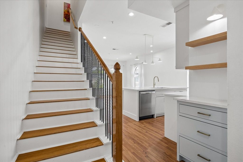 Photo of 806 Jackson Hill Street #201, Houston, TX 77007 (MLS # 2867027)