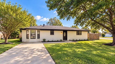 Photo of 129 Bowie Circle, brownwood, TX 76801 (MLS # 7263711)