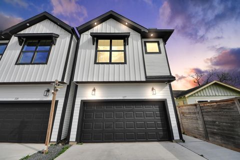 Photo of 127 E 38th Street, Houston, TX 77018 (MLS # 20460154)