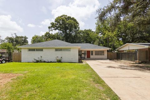 Photo of 1606 Oaks Drive, Pasadena, TX 77502 (MLS # 27669124)