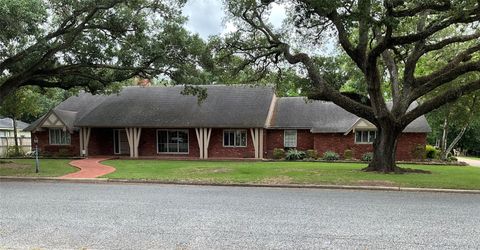 Photo of 2310 Oak Drive, Bay City, TX 77414 (MLS # 54357972)