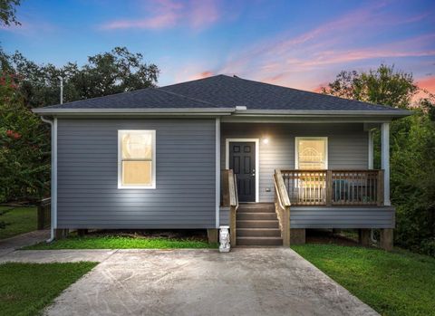 Photo of 334 Old River Road, Palacios, TX 77465 (MLS # 13936360)