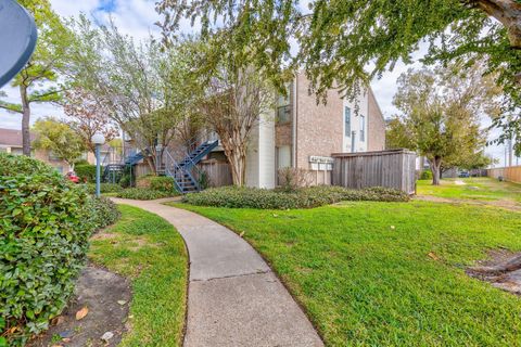 Tiny photo for 3900 Woodchase Drive #132, Houston, TX 77042 (MLS # 16627090)