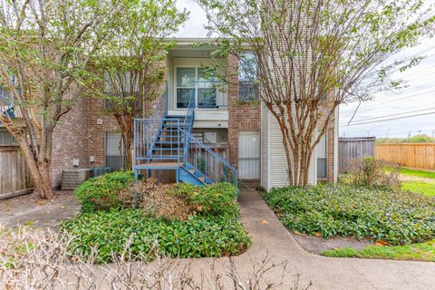 Tiny photo for 3900 Woodchase Drive #132, Houston, TX 77042 (MLS # 16627090)